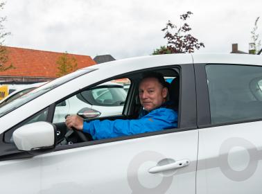 gebruiker in de deelauto